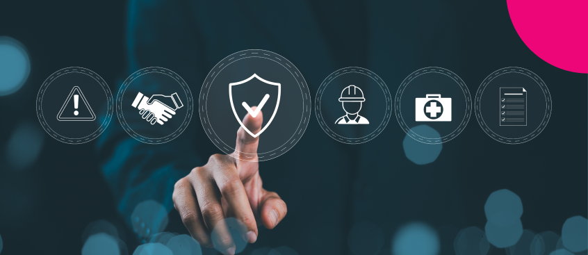 ​Profesional tomando la decisión de realizar una especialización en seguridad y salud en el trabajo en modalidad virtual