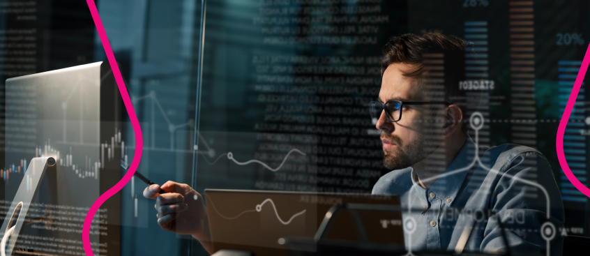 ​Profesional en Finanzas egresado del Poli analiza datos económicos en su computador