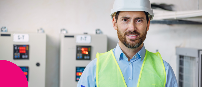 ​Especialista en seguridad y salud en el trabajo sonríe antes de empezar una inspección en planta​