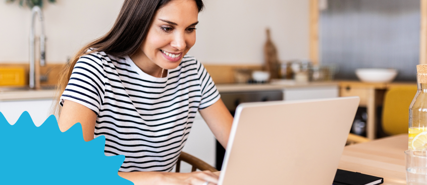 Mujer revisa el plan de estudios de la Maestría en IA y Computación del Poli con las 7 materias principales del programa