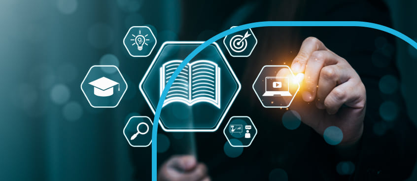 Mano de hombre selecciona un computador que muestra concepto de innovación