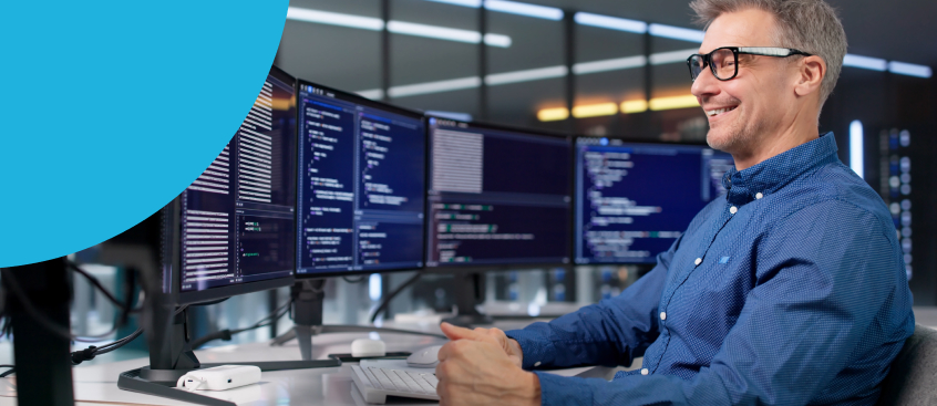 Egresado de la Maestría en Arquitectura de Software desde su computador ajusta diferentes valores de arquitectura empresarial