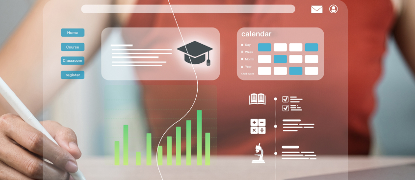 ​Trabajador de analítica de datos toma apuntes de unos gráficos​