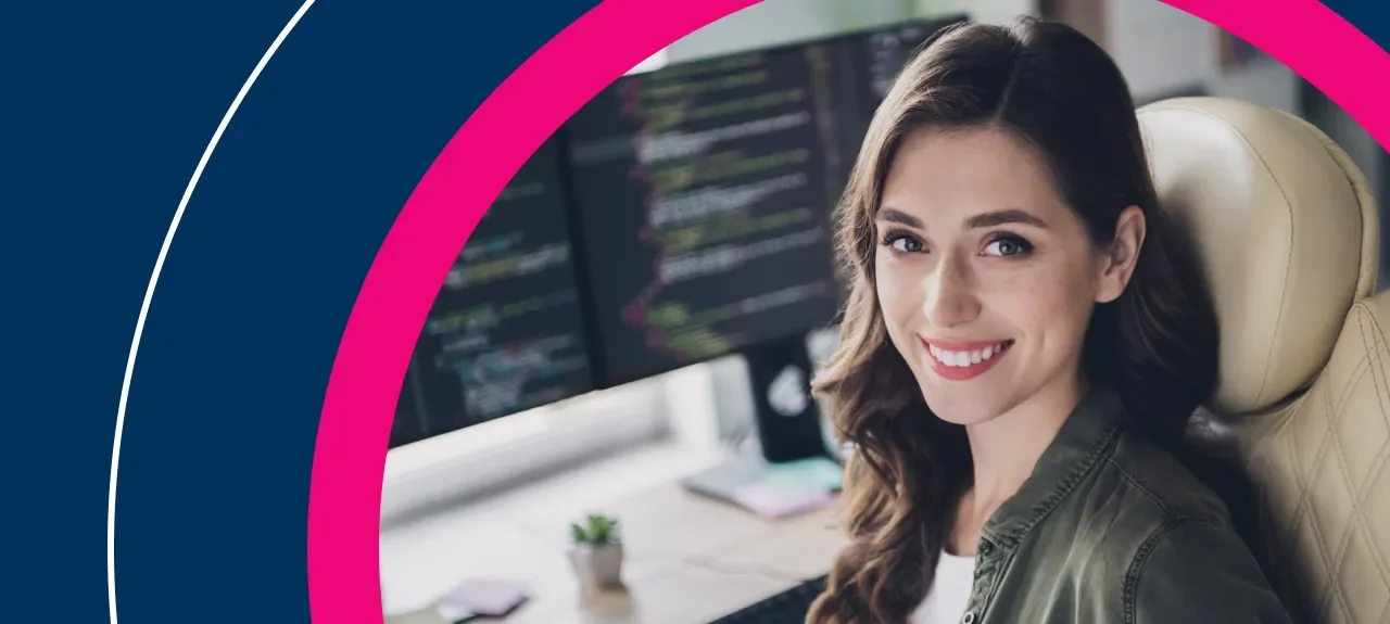 ​Profesional de tecnología mujer diseñando la arquitectura de un sistema de software en una pantalla con diagramas de flujo y componentes​