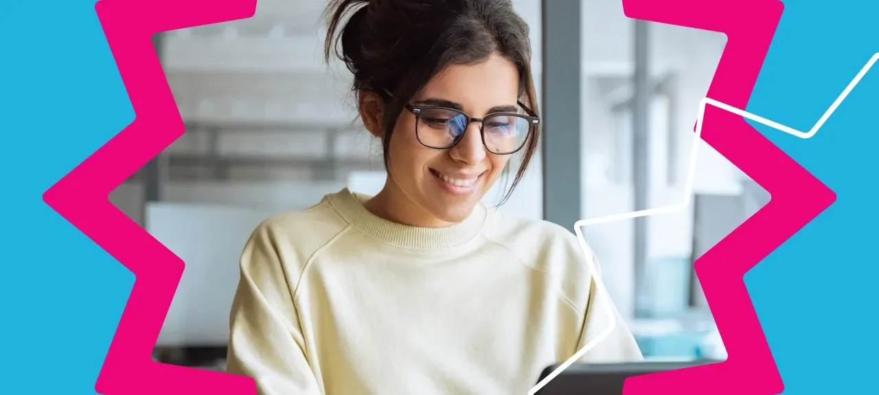 ​Estudiante de posgrado sonríe mientras adelanta trabajos de la Especialización en Gerencia de Finanzas del Poli.