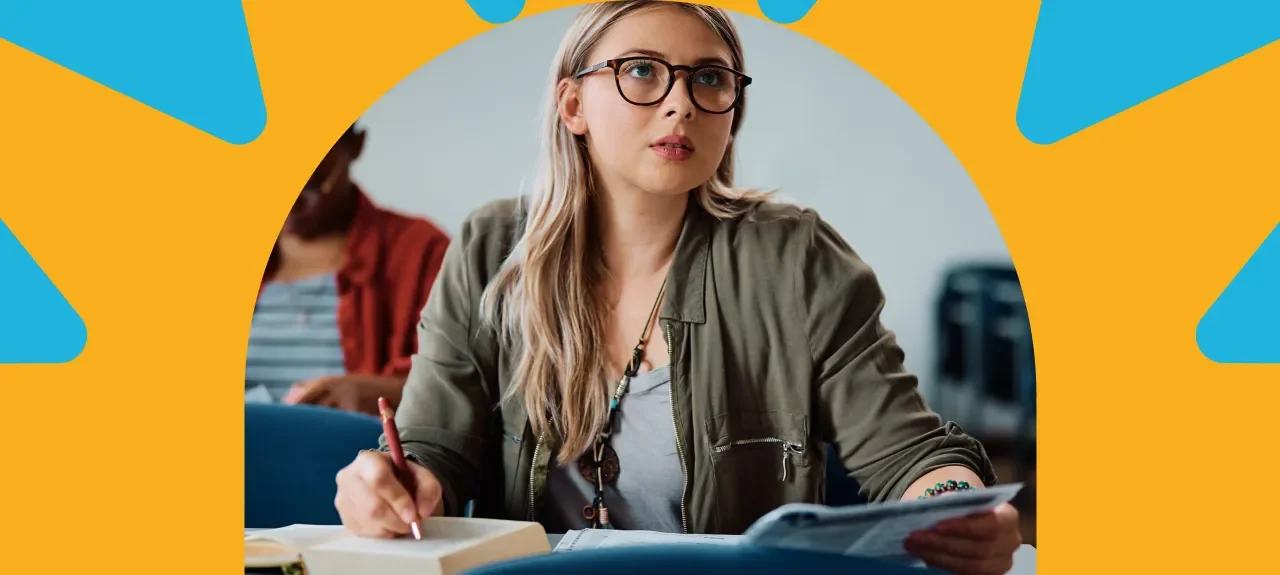 Estudiante universitaria en clase presencial en la sede del Poli en Bogotá.​ 