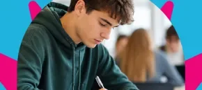 Estudiantes universitarios analizando materias de Derecho durante una clase académica.