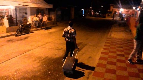 Vueltas a la manzana con maleta de viaje para viajar mucho