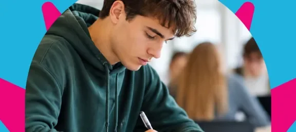 Estudiantes universitarios analizando materias de Derecho durante una clase académica.
