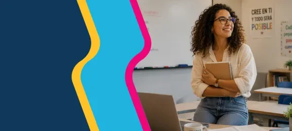 ​Profesional mujer participando en una clase de la Maestría en Contratación Estatal del Politécnico Grancolombiano.​ 